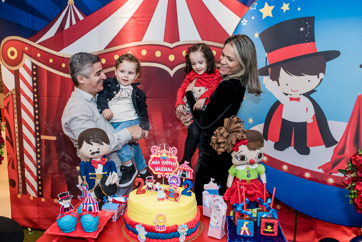 hora de cortar o delicioso bolo para os convidados saborearem