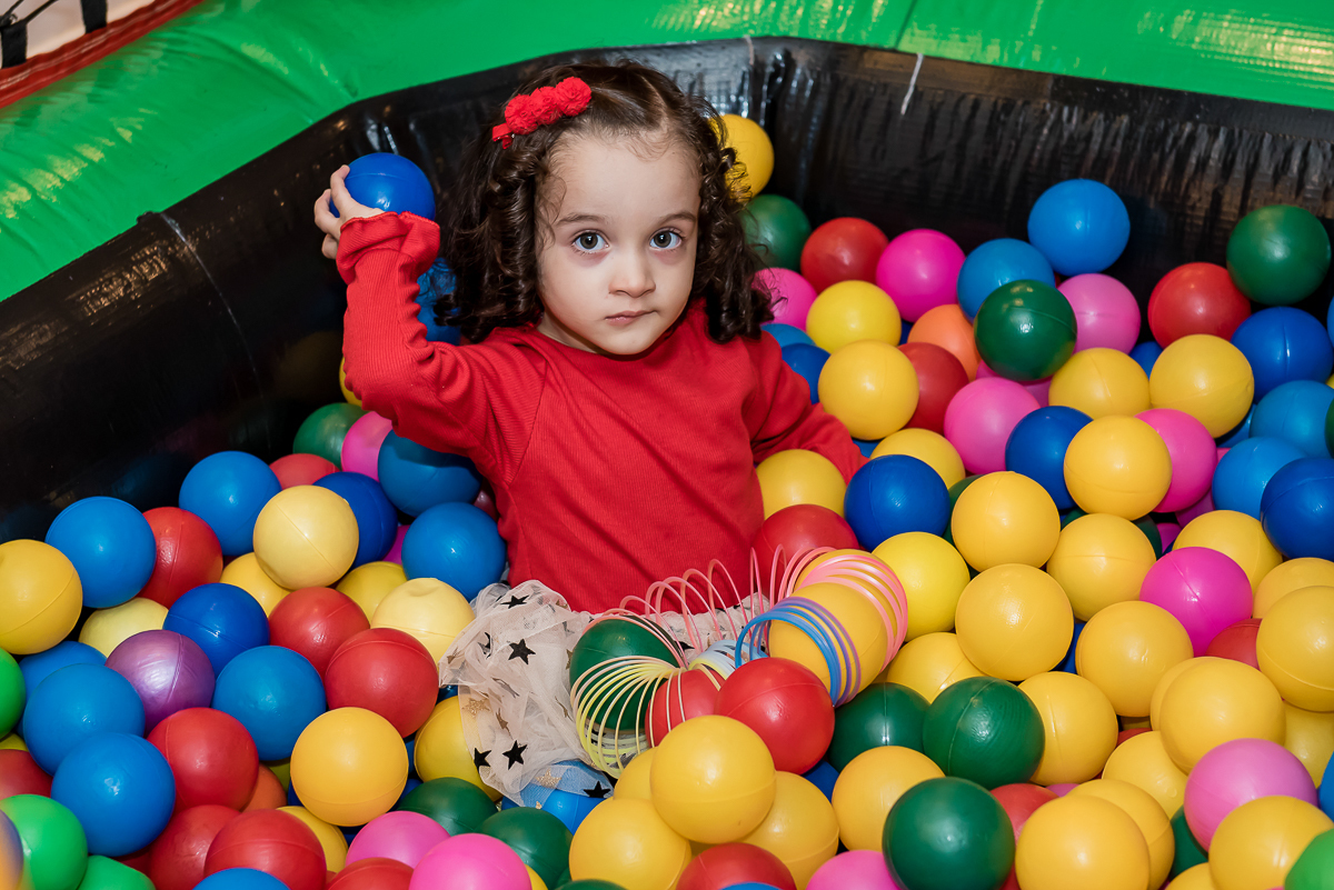 que delícia brincar na piscina de bolinhas coloridas