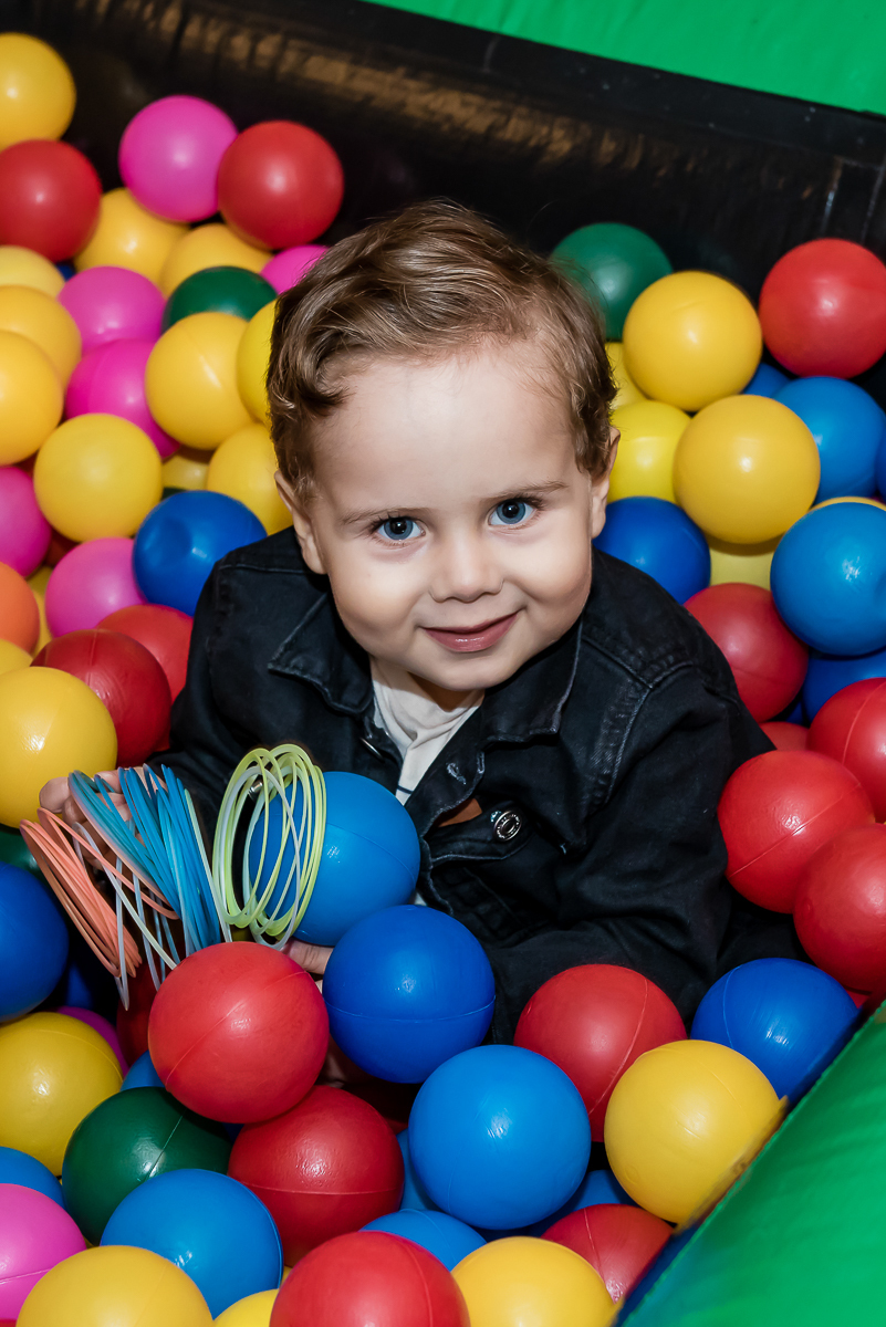 que lindo brincando na piscina de bolinhas
