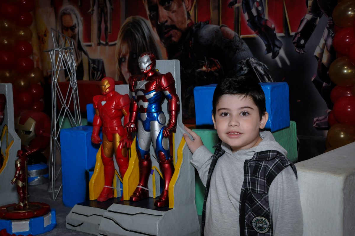 fotografia ao lado dos personagens no Buffet infantil  Fábrica da Alegria, osaco, SP, fotografia infantil do aniversário de Adrian 7 anos, tema da festa Iron Man