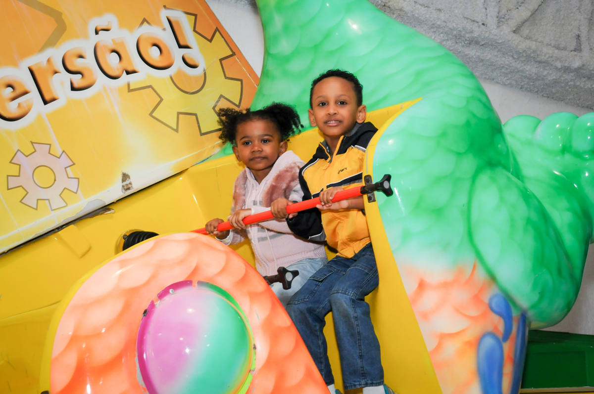 mais brincadeiras no barco vick no Buffet infantil  Fábrica da Alegria, osaco, SP, fotografia infantil do aniversário de Adrian 7 anos, tema da festa Iron Man