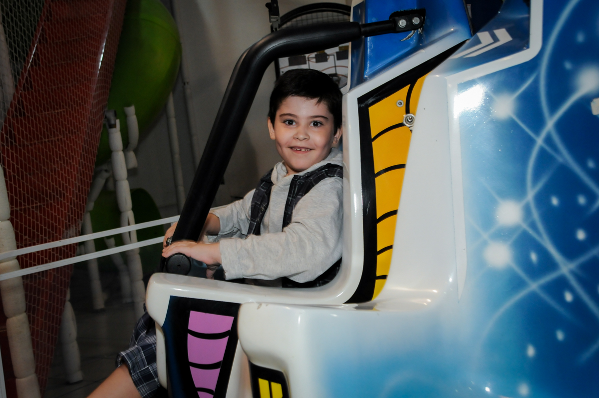 brincando no brinquedo elevador no Buffet infantil  Fábrica da Alegria, osaco, SP, fotografia infantil do aniversário de Adrian 7 anos, tema da festa Iron Man