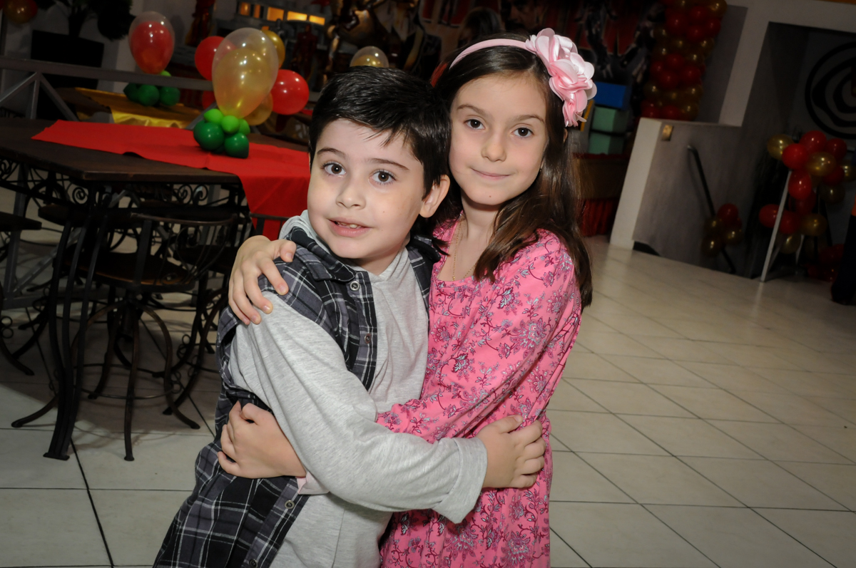 recebendo a amiga Buffet infantil  Fábrica da Alegria, osaco, SP, fotografia infantil do aniversário de Adrian 7 anos, tema da festa Iron Man