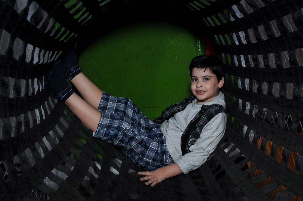 fotografia no brinquedão no Buffet infantil  Fábrica da Alegria, osaco, SP, fotografia infantil do aniversário de Adrian 7 anos, tema da festa Iron Man