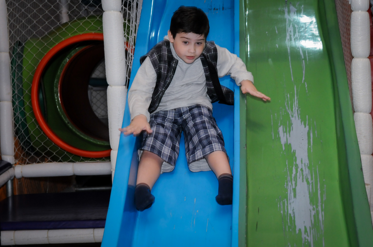 escorregador divertido no Buffet infantil  Fábrica da Alegria, osaco, SP, fotografia infantil do aniversário de Adrian 7 anos, tema da festa Iron Man