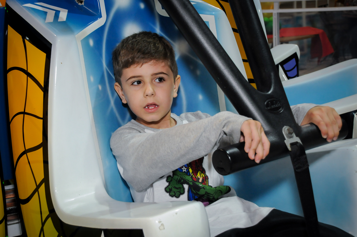bom brincar no brinquedo elevador no Buffet infantil  Fábrica da Alegria, osaco, SP, fotografia infantil do aniversário de Adrian 7 anos, tema da festa Iron Man