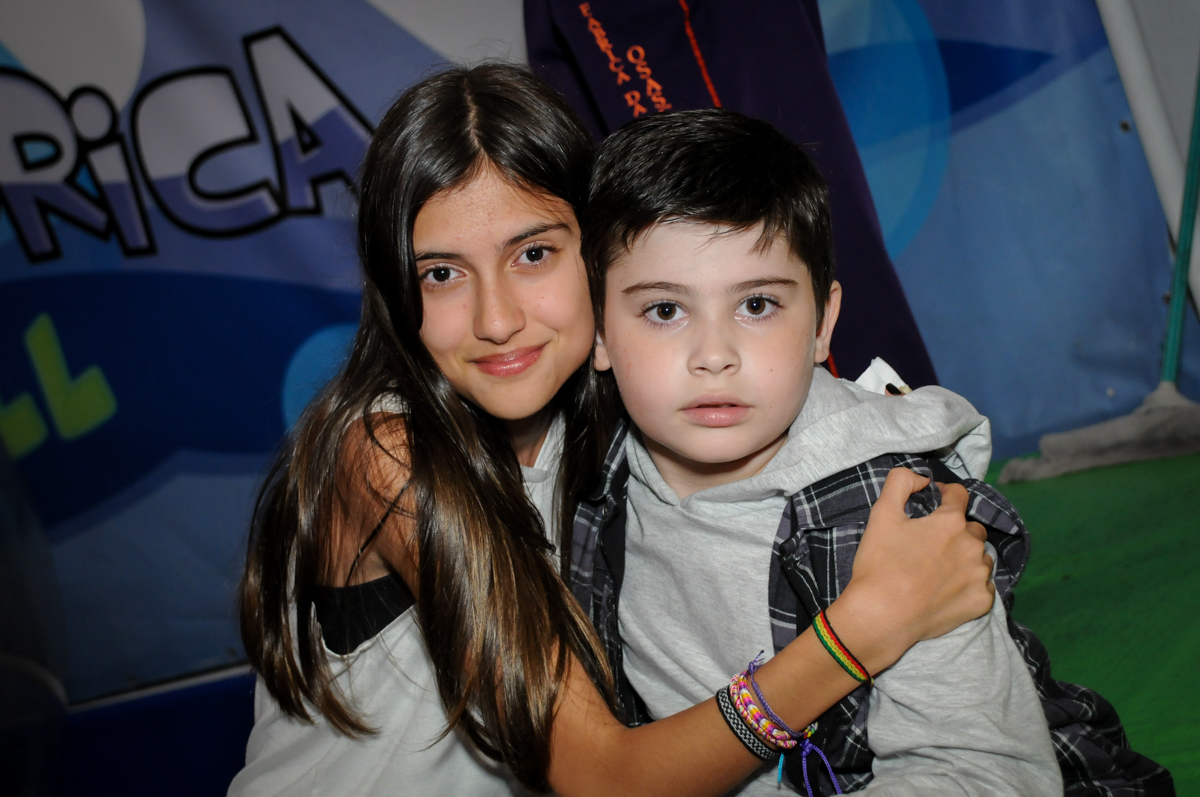 fotografia com a convidada no Buffet infantil  Fábrica da Alegria, osaco, SP, fotografia infantil do aniversário de Adrian 7 anos, tema da festa Iron Man