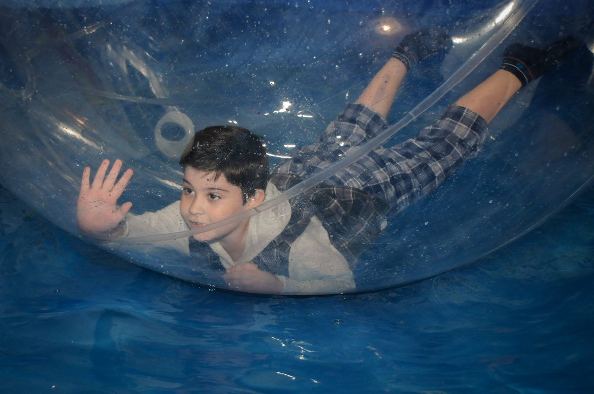 bom brincar no aquabool no Buffet infantil  Fábrica da Alegria, osaco, SP, fotografia infantil do aniversário de Adrian 7 anos, tema da festa Iron Man