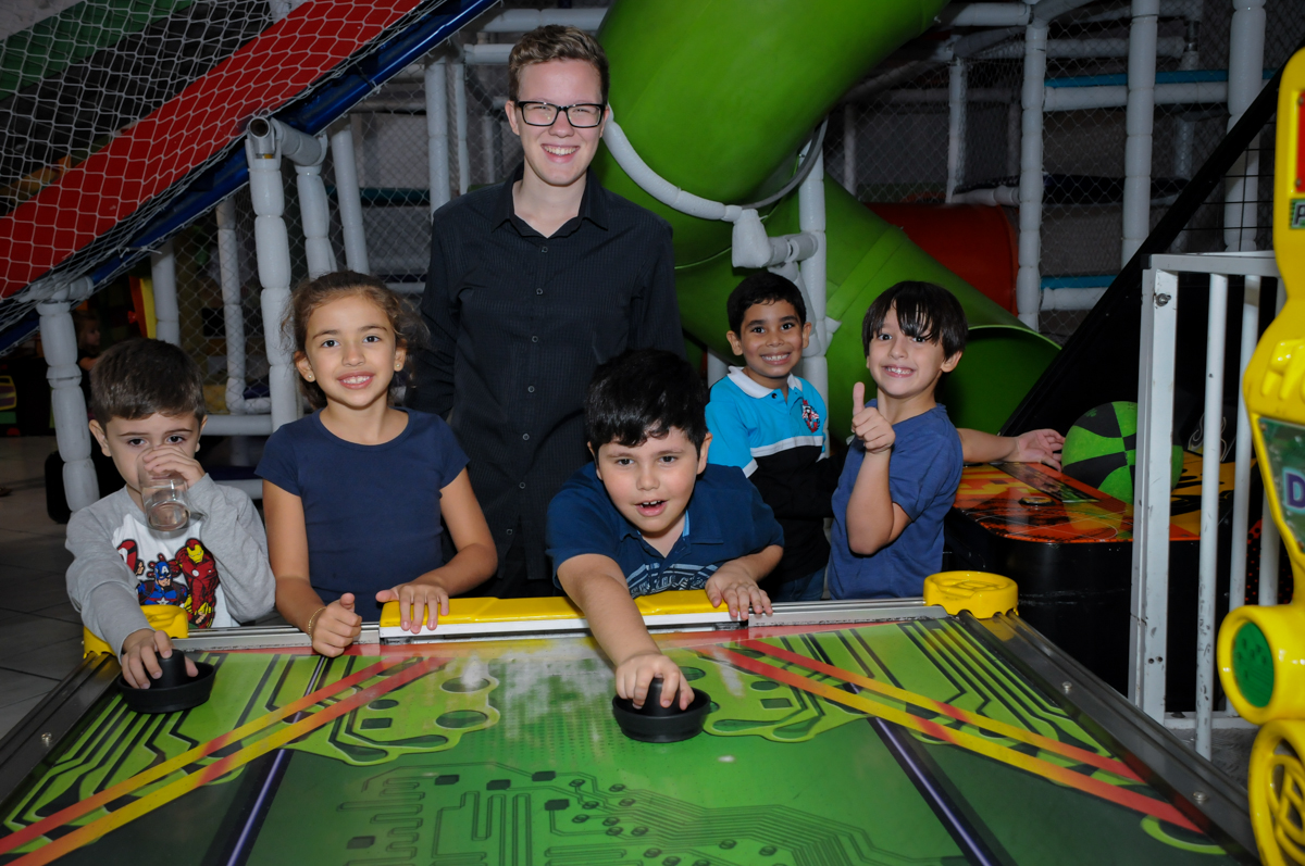 foto da turma no futebol no Buffet infantil  Fábrica da Alegria, osaco, SP, fotografia infantil do aniversário de Adrian 7 anos, tema da festa Iron Man