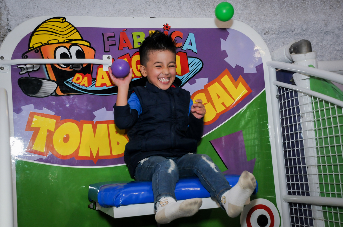 caindo no tombo legal no Buffet infantil  Fábrica da Alegria, osaco, SP, fotografia infantil do aniversário de Adrian 7 anos, tema da festa Iron Man