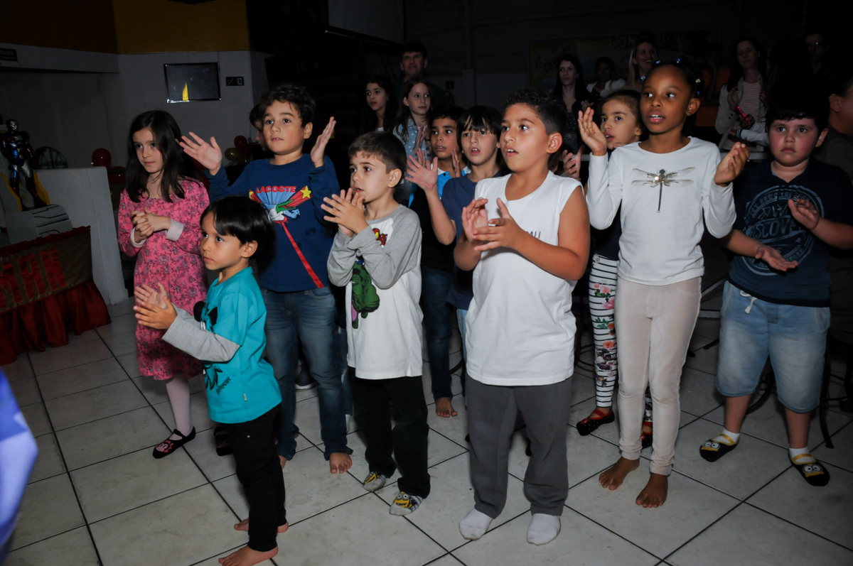 a espera do parabéns no Buffet infantil  Fábrica da Alegria, osaco, SP, fotografia infantil do aniversário de Adrian 7 anos, tema da festa Iron Man