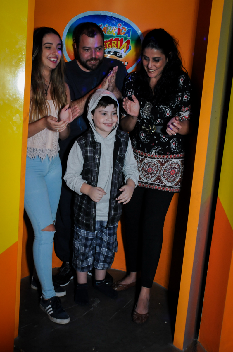 saindo da máquina do parabéns no Buffet infantil  Fábrica da Alegria, osaco, SP, fotografia infantil do aniversário de Adrian 7 anos, tema da festa Iron Man