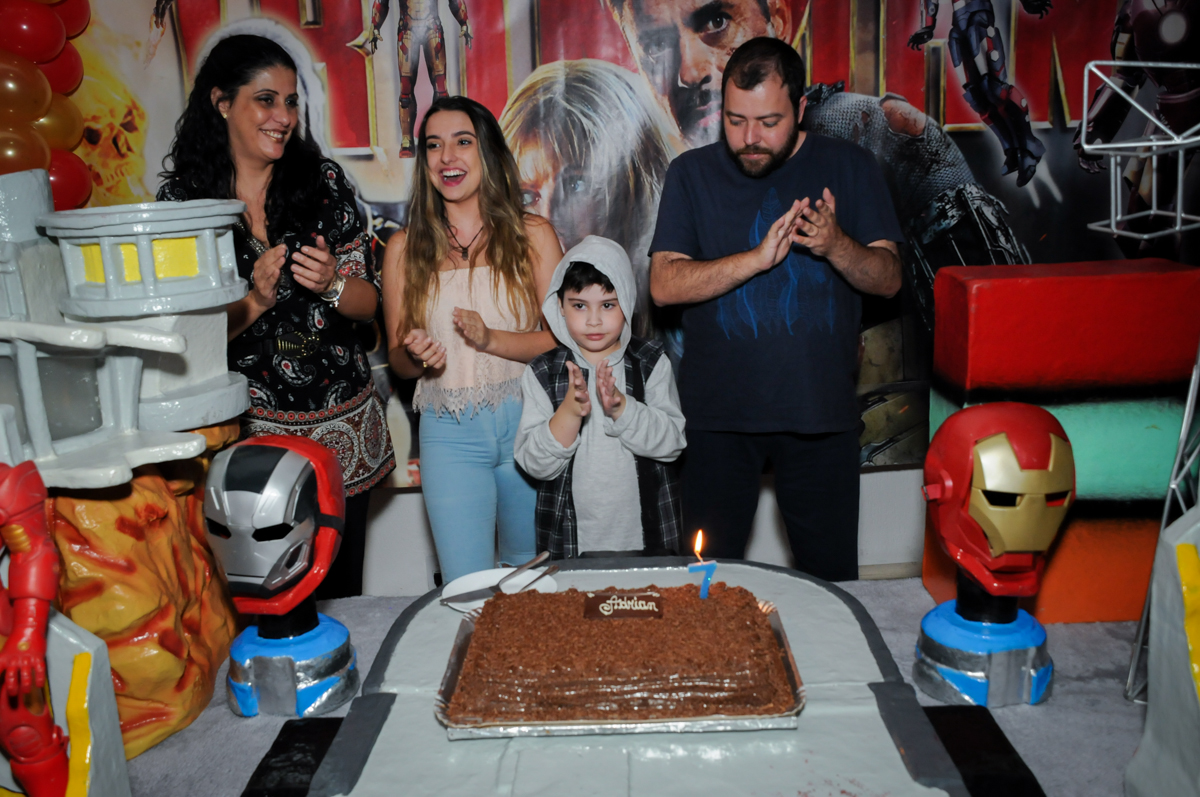 cantando parabéns no Buffet infantil  Fábrica da Alegria, osaco, SP, fotografia infantil do aniversário de Adrian 7 anos, tema da festa Iron Man