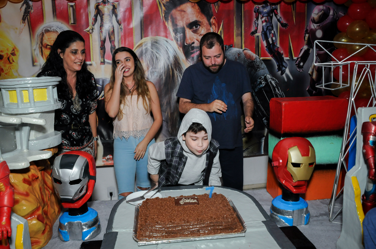soprando a vela do bolo no Buffet infantil  Fábrica da Alegria, osaco, SP, fotografia infantil do aniversário de Adrian 7 anos, tema da festa Iron Man