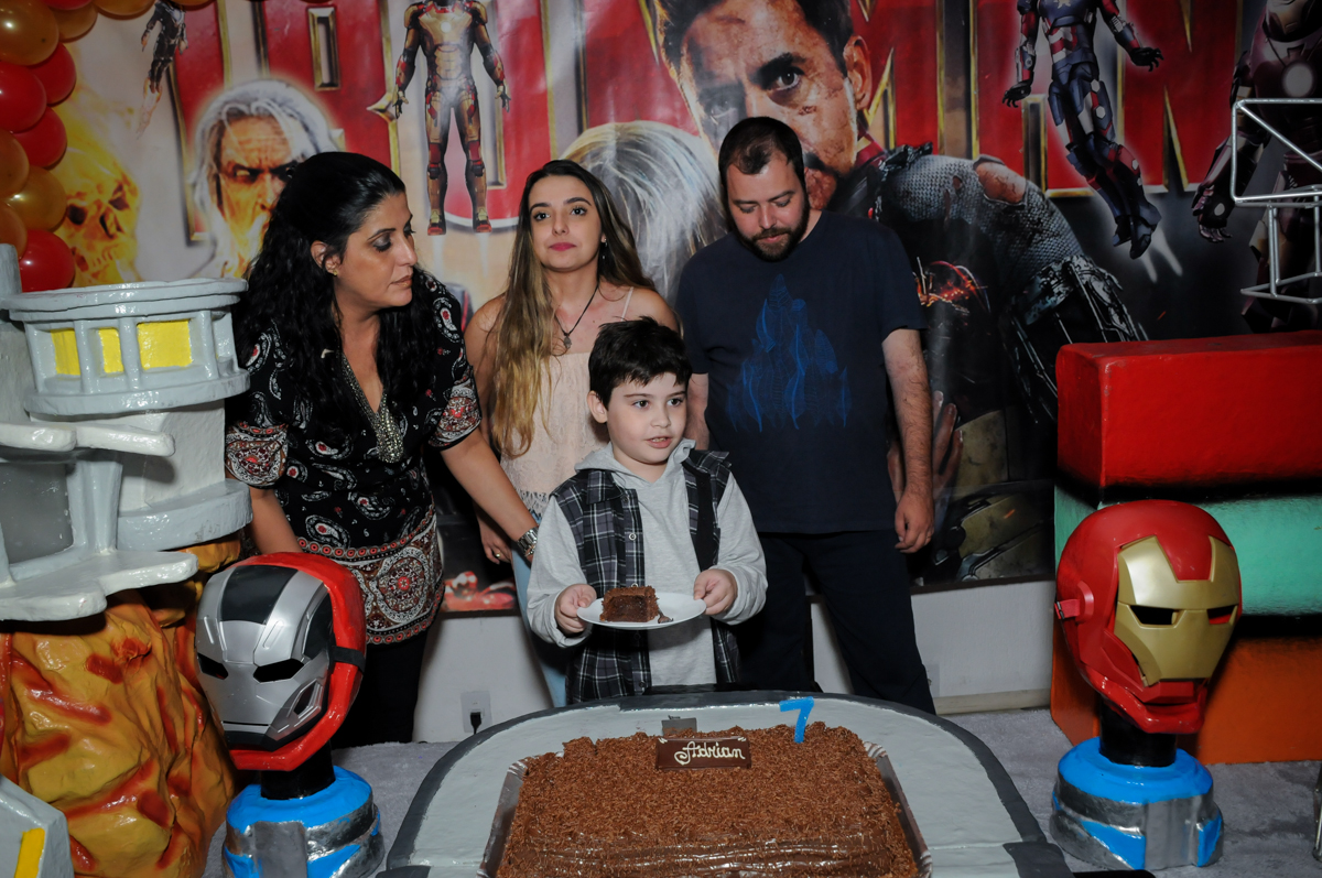 cortando o primeiro pedaço de bolo no Buffet infantil  Fábrica da Alegria, osaco, SP, fotografia infantil do aniversário de Adrian 7 anos, tema da festa Iron Man