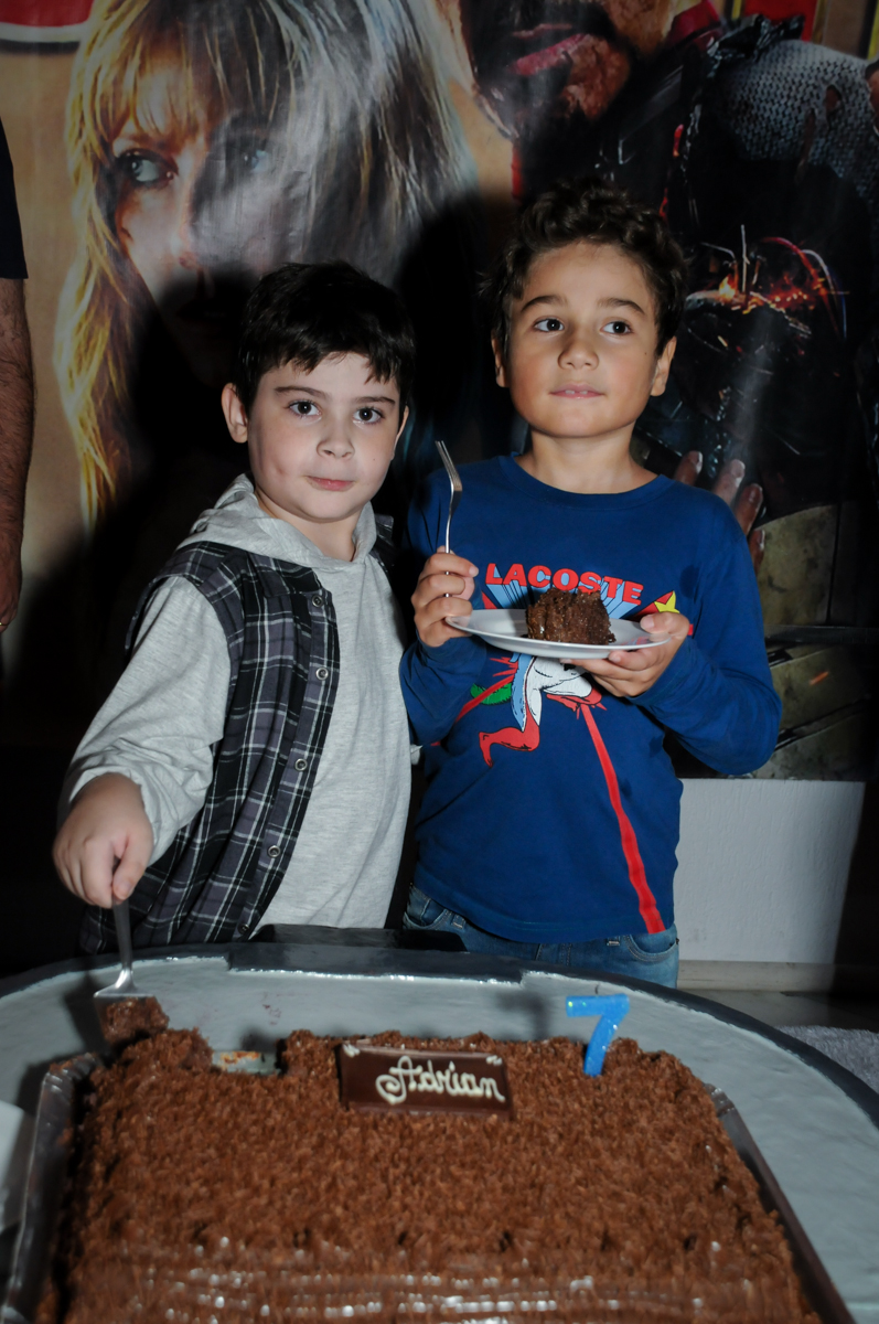 amigo ganha o primeiro pedaço de bolo no Buffet infantil  Fábrica da Alegria, osaco, SP, fotografia infantil do aniversário de Adrian 7 anos, tema da festa Iron Man