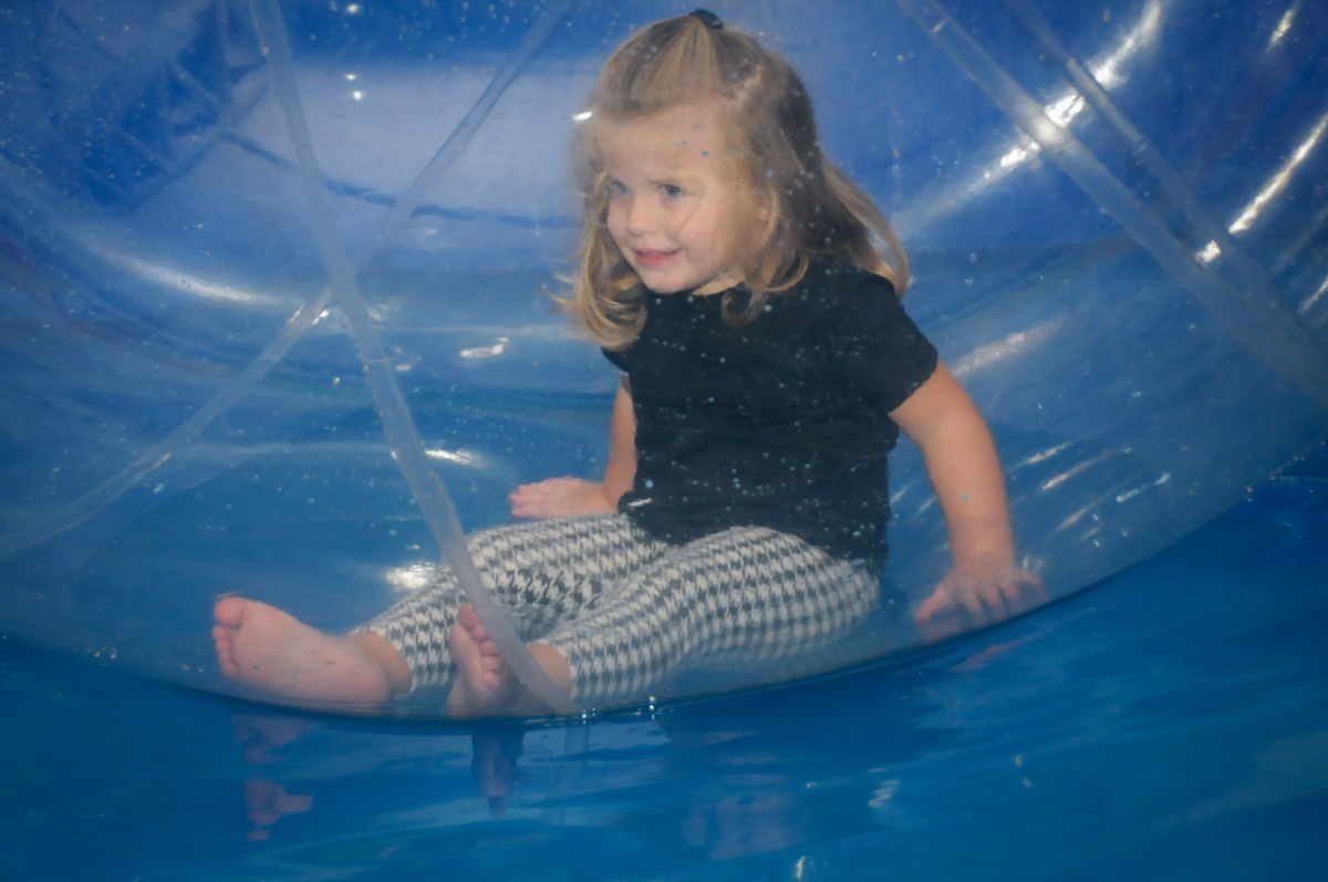 amiga brinca no aquabol no Buffet infantil  Fábrica da Alegria, osaco, SP, fotografia infantil do aniversário de Adrian 7 anos, tema da festa Iron Man