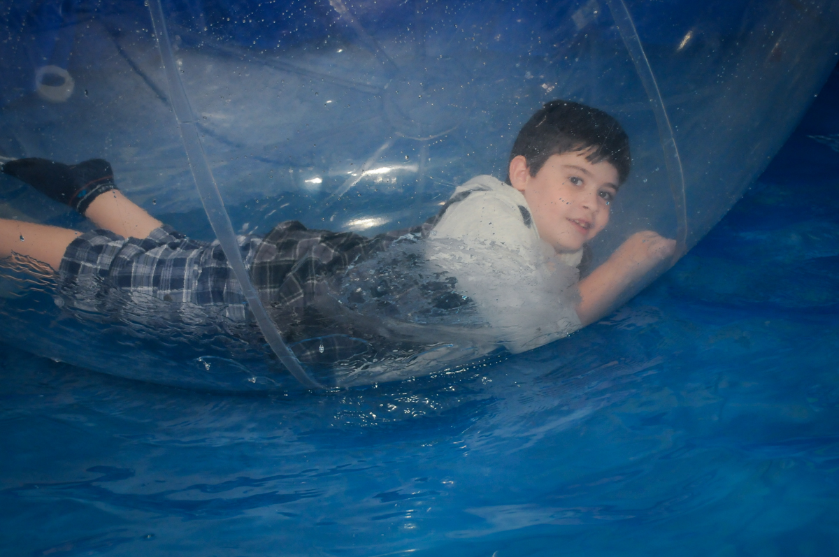 aniversariante se diverte no aquabol no Buffet infantil  Fábrica da Alegria, osaco, SP, fotografia infantil do aniversário de Adrian 7 anos, tema da festa Iron Man