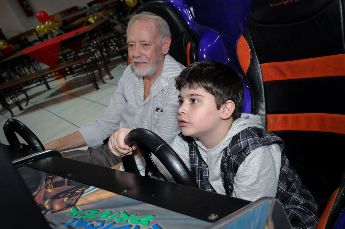 dirigindo o carro de corridas no Buffet infantil  Fábrica da Alegria, osaco, SP, fotografia infantil do aniversário de Adrian 7 anos, tema da festa Iron Man