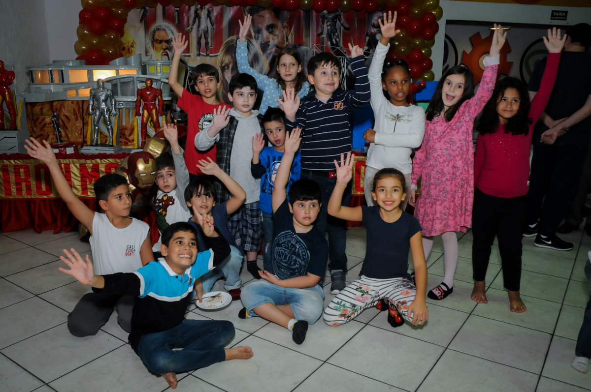 fotografia dos amigos no final da festa no Buffet infantil  Fábrica da Alegria, osaco, SP, fotografia infantil do aniversário de Adrian 7 anos, tema da festa Iron Man