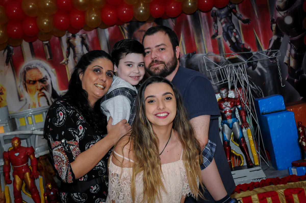 fotografia da família no Buffet infantil  Fábrica da Alegria, osaco, SP, fotografia infantil do aniversário de Adrian 7 anos, tema da festa Iron Man