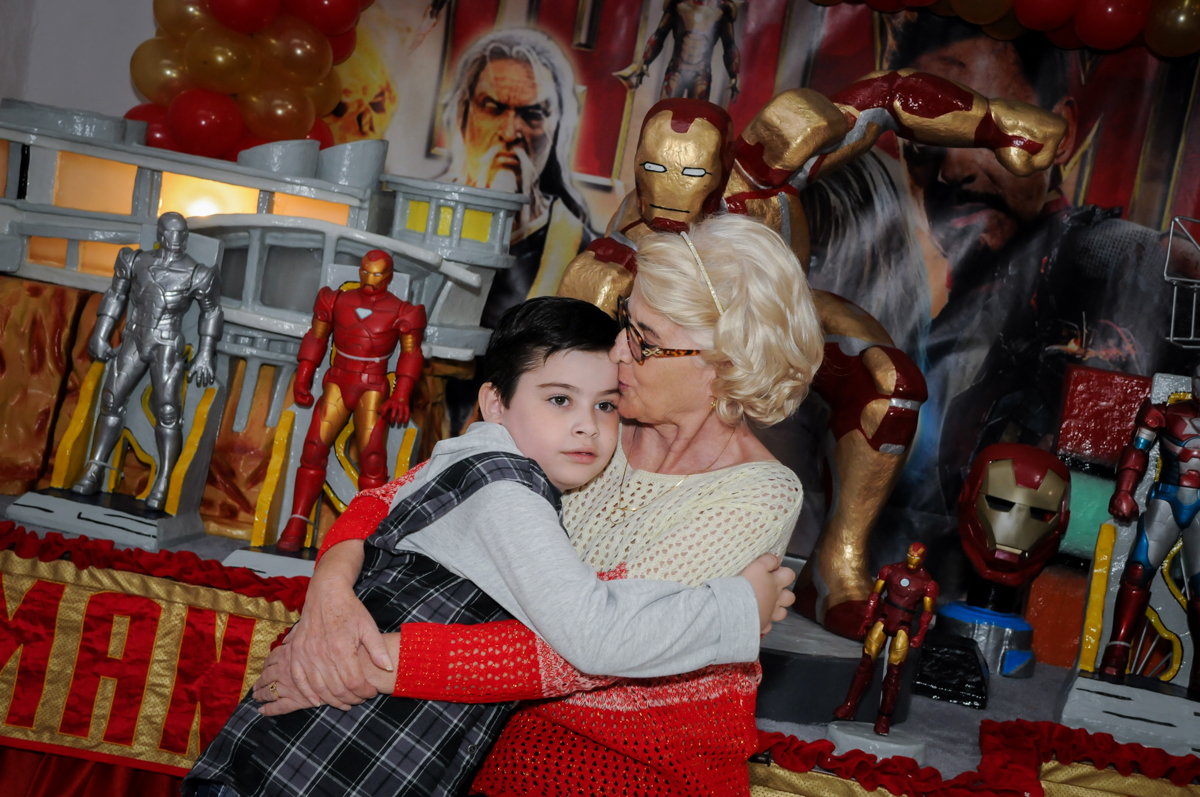 beijo gostoso da vovó no Buffet infantil  Fábrica da Alegria, osaco, SP, fotografia infantil do aniversário de Adrian 7 anos, tema da festa Iron Man
