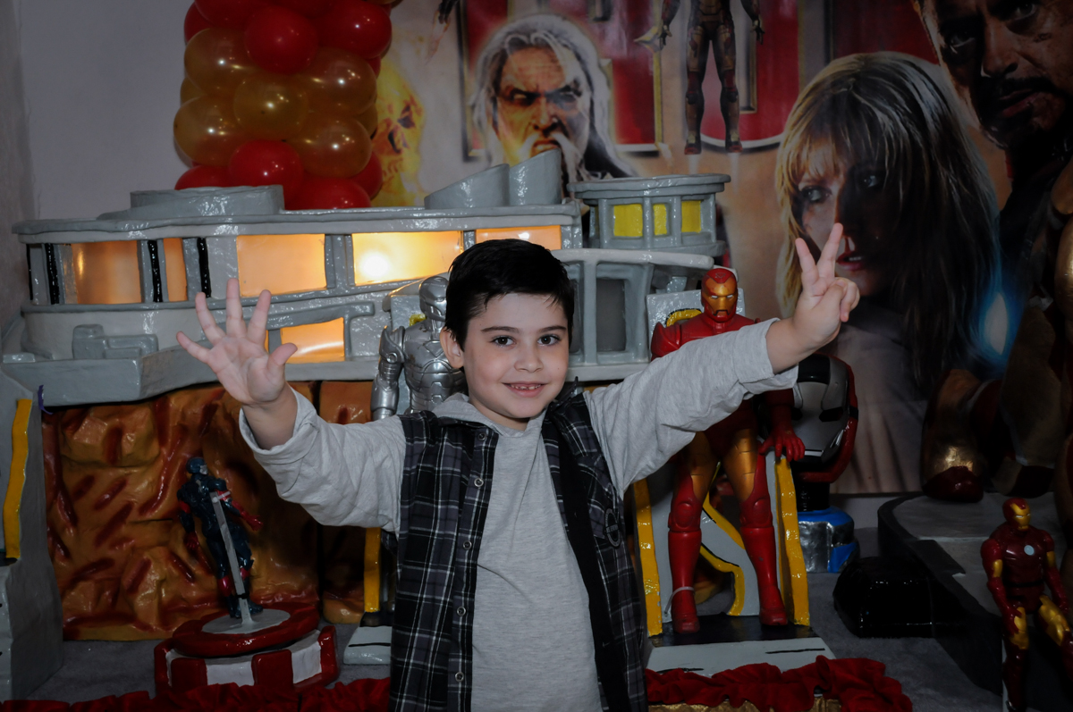 pose para fotografia no Buffet infantil  Fábrica da Alegria, osaco, SP, fotografia infantil do aniversário de Adrian 7 anos, tema da festa Iron Man