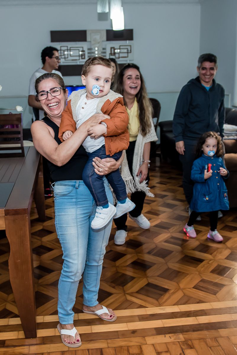 os amigos de ivone estão esperando pela aniversariante