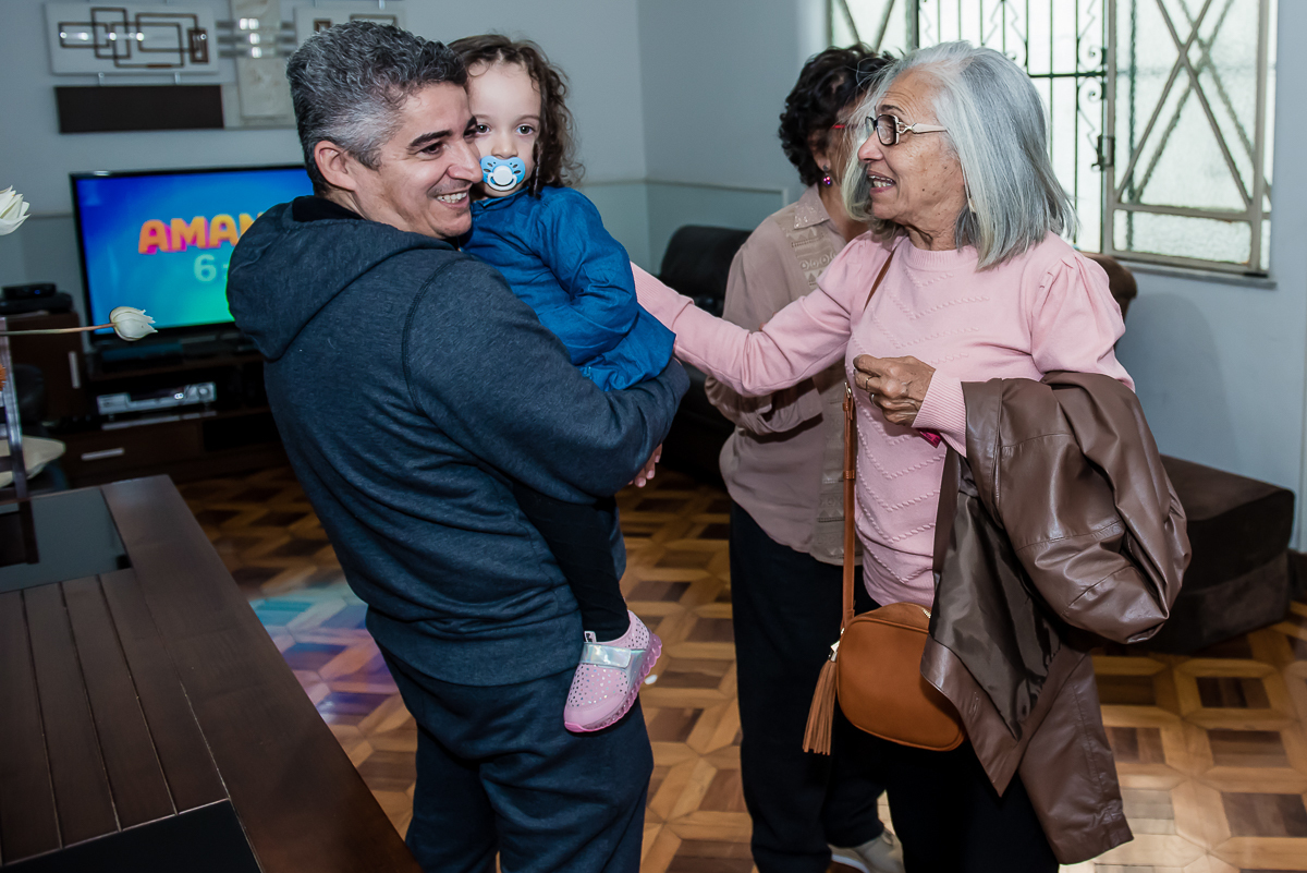 a família recebe ivone com muita alegria para sua festa surpresa