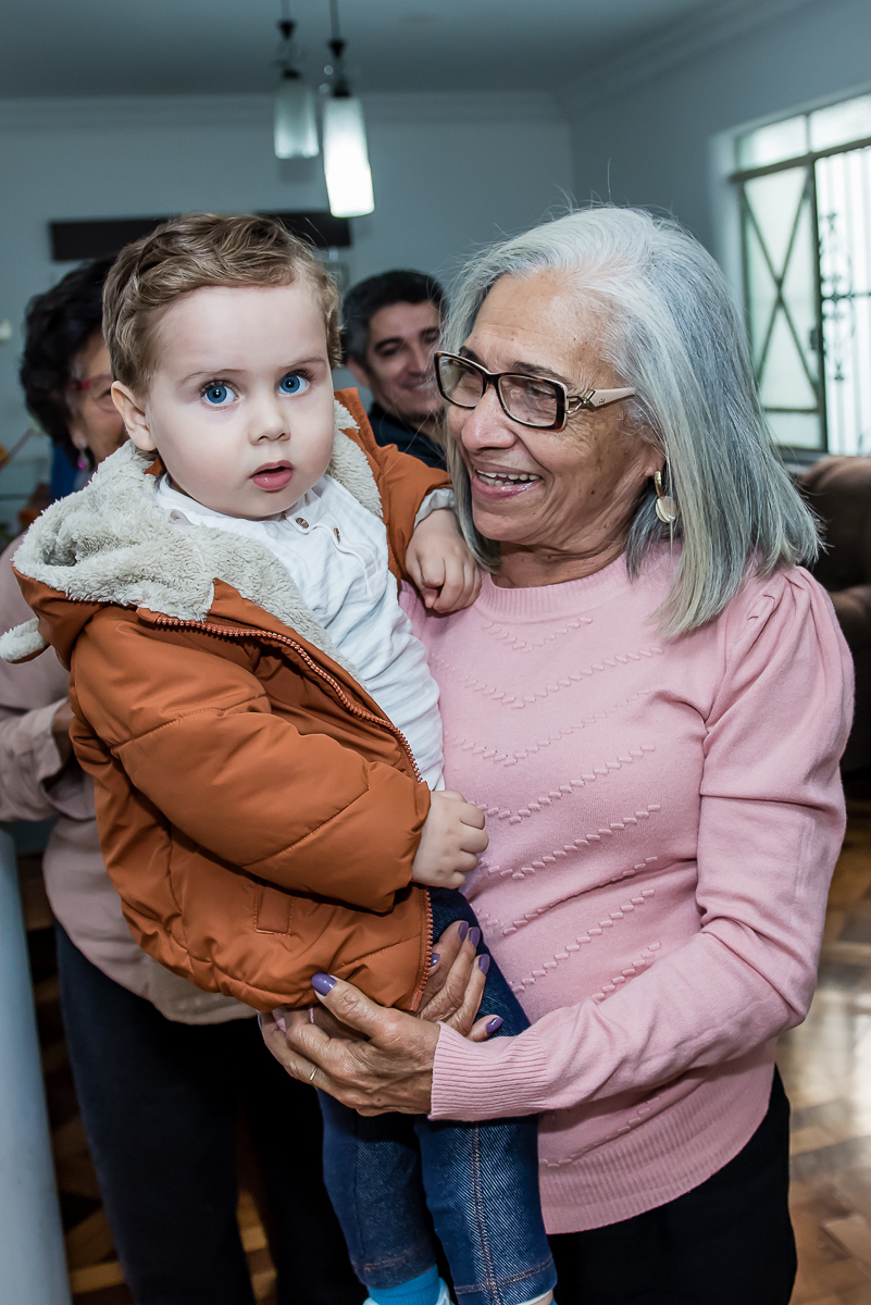 o neto já cai nos braços da vovó