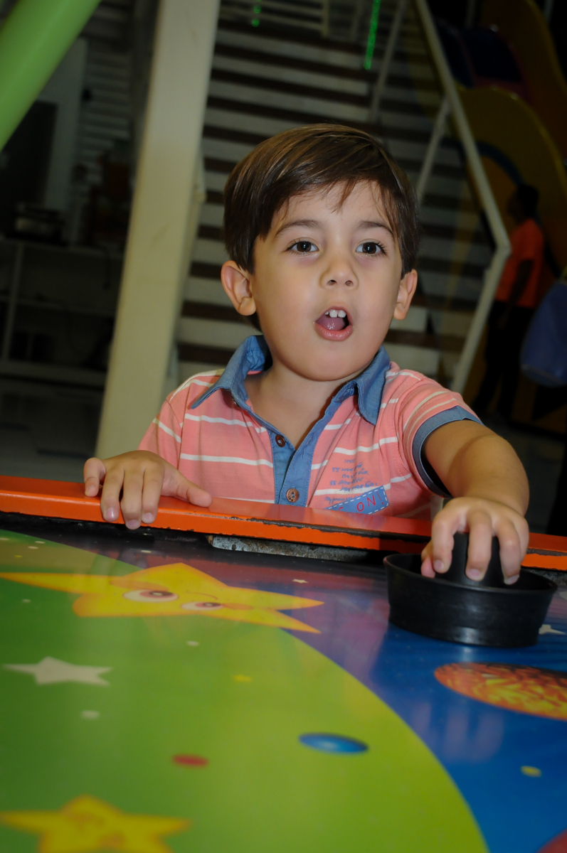 jogo-de-futebol-no-Buffet-max-mania-panambi-são-paulo-festa-infantil-aniversário-davi-5-anos-tema-da-festa-poken-mon