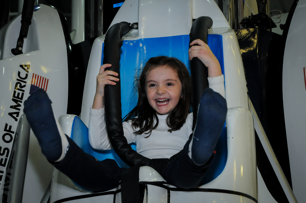 bagunça-no-brinquedo-elevador-no-Buffet-max-mania-panambi-são-paulo-festa-infantil-aniversário-davi-5-anos-tema-da-festa-poken-mon