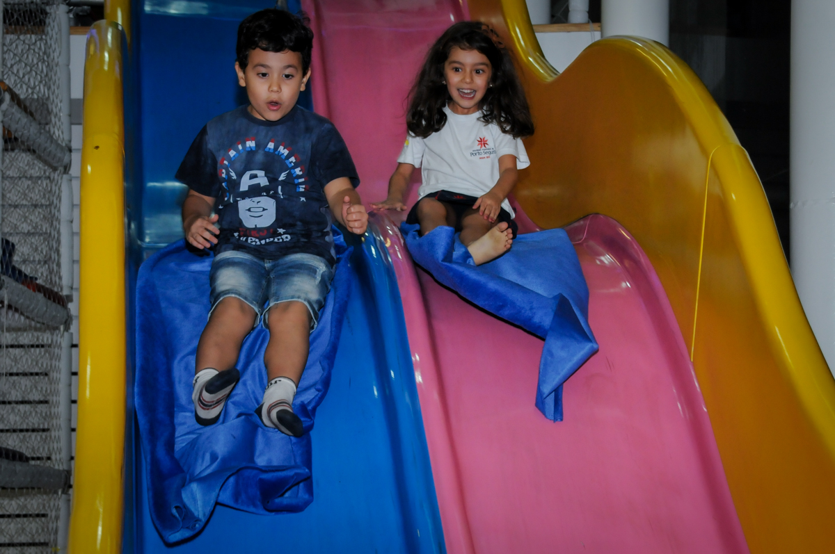 diverção-no-escorregador-no-Buffet-max-mania-panambi-são-paulo-festa-infantil-aniversário-davi-5-anos-tema-da-festa-poken-mon