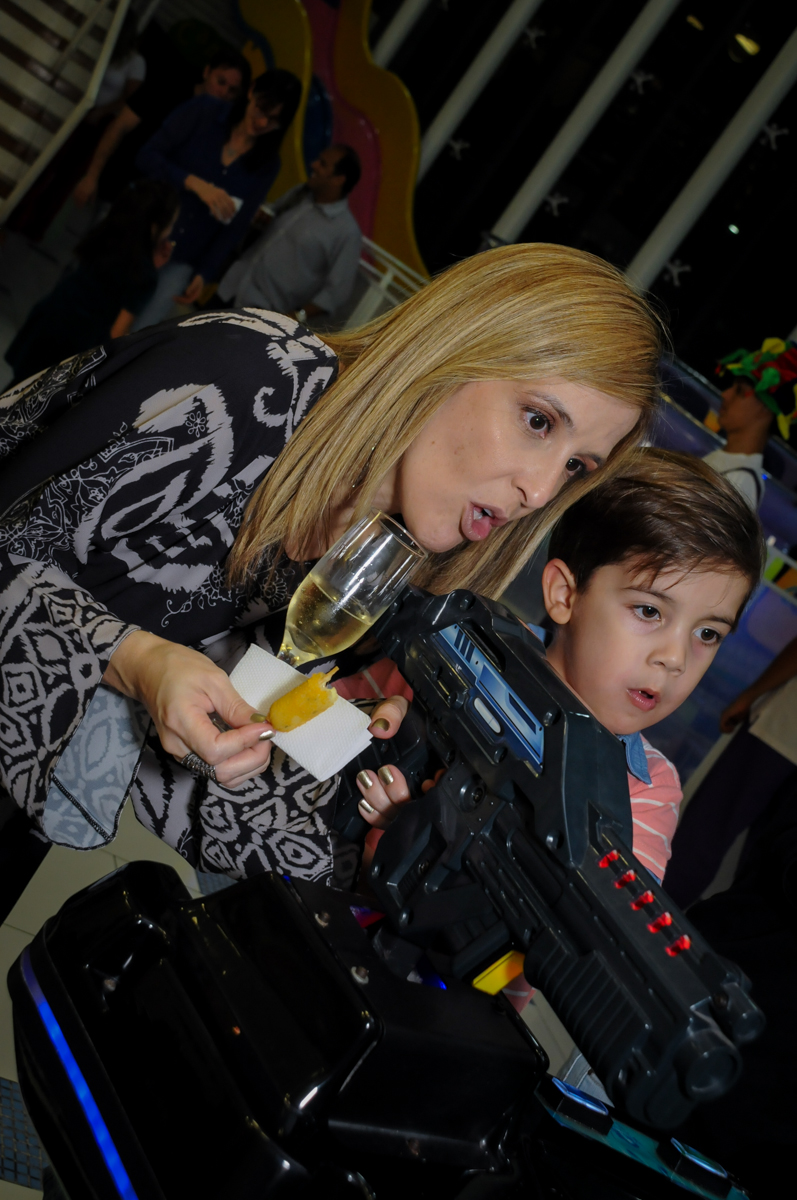 mamãe-se-diverte-com-jogo-noBuffet-max-mania-panambi-são-paulo-festa-infantil-aniversário-davi-5-anos-tema-da-festa-poken-mon