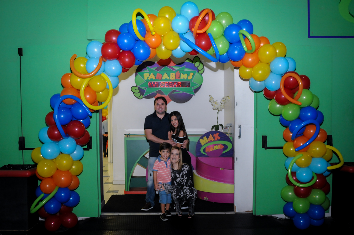 fotografia-da-família-no-arco-de-bexigas-Buffet-max-mania-panambi-são-paulo-festa-infantil-aniversário-davi-5-anos-tema-da-festa-poken-mon