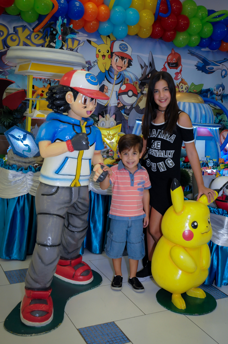fotografia-da-família-na-mesa-decorada-Buffet-max-mania-panambi-são-paulo-festa-infantil-aniversário-davi-5-anos-tema-da-festa-poken-mon