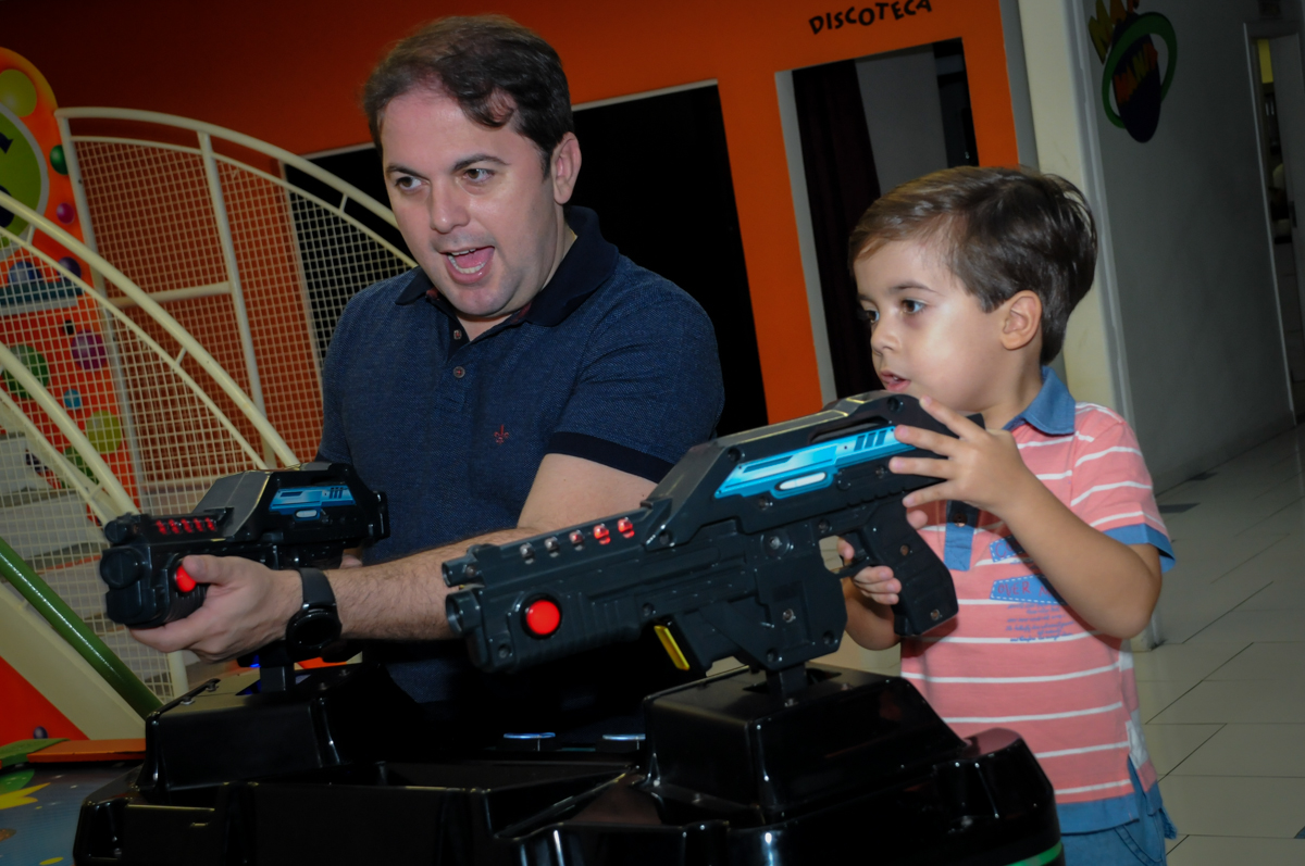 pai-filho-brincam-no-game-no-Buffet-max-mania-panambi-são-paulo-festa-infantil-aniversário-davi-5-anos-tema-da-festa-poken-mon