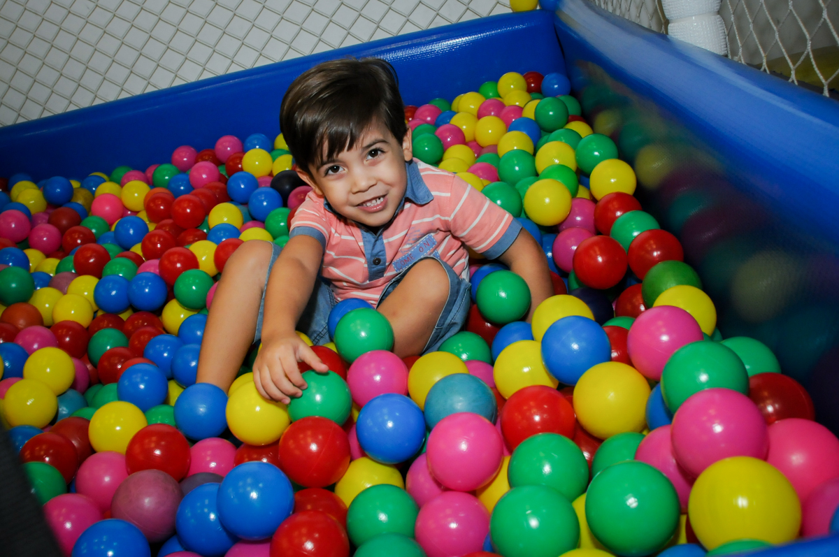brincando-napiscina-de-bolinha-no-Buffet-max-mania-panambi-são-paulo-festa-infantil-aniversário-davi-5-anos-tema-da-festa-poken-mon