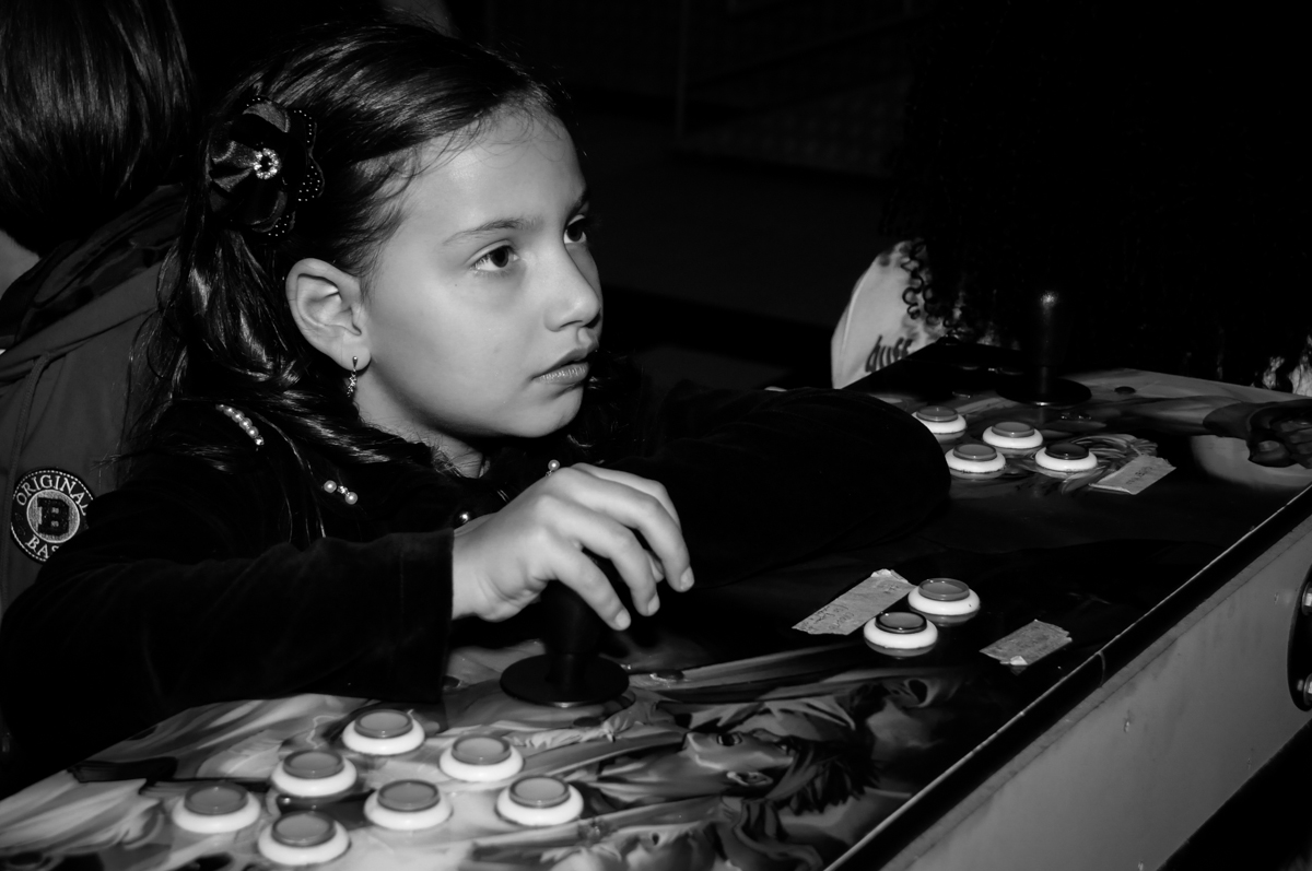 brincando-nos-jogos-no-buffet-doce-mel-kids-fotografia-fimagem-infantil-aniversario-isabella-7-anos-tema-da-festa-lad-bug