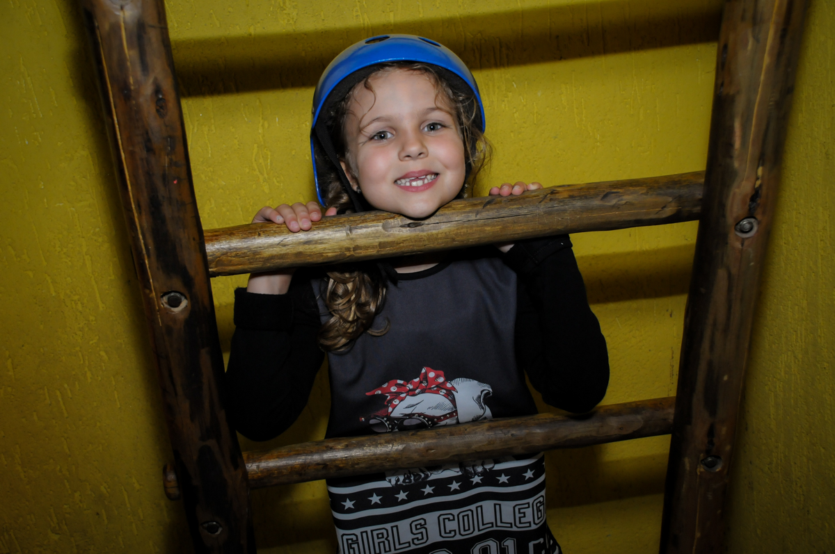 posando-para-fotografia-no-buffet-doce-mel-kids-fotografia-fimagem-infantil-aniversario-isabella-7-anos-tema-da-festa-lad-bug