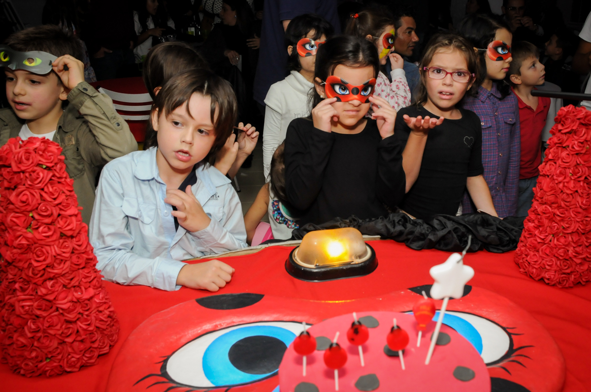 preparando-para-o-parabéns-no-buffet-doce-mel-kids-fotografia-fimagem-infantil-aniversario-isabella-7-anos-tema-da-festa-lad-bug