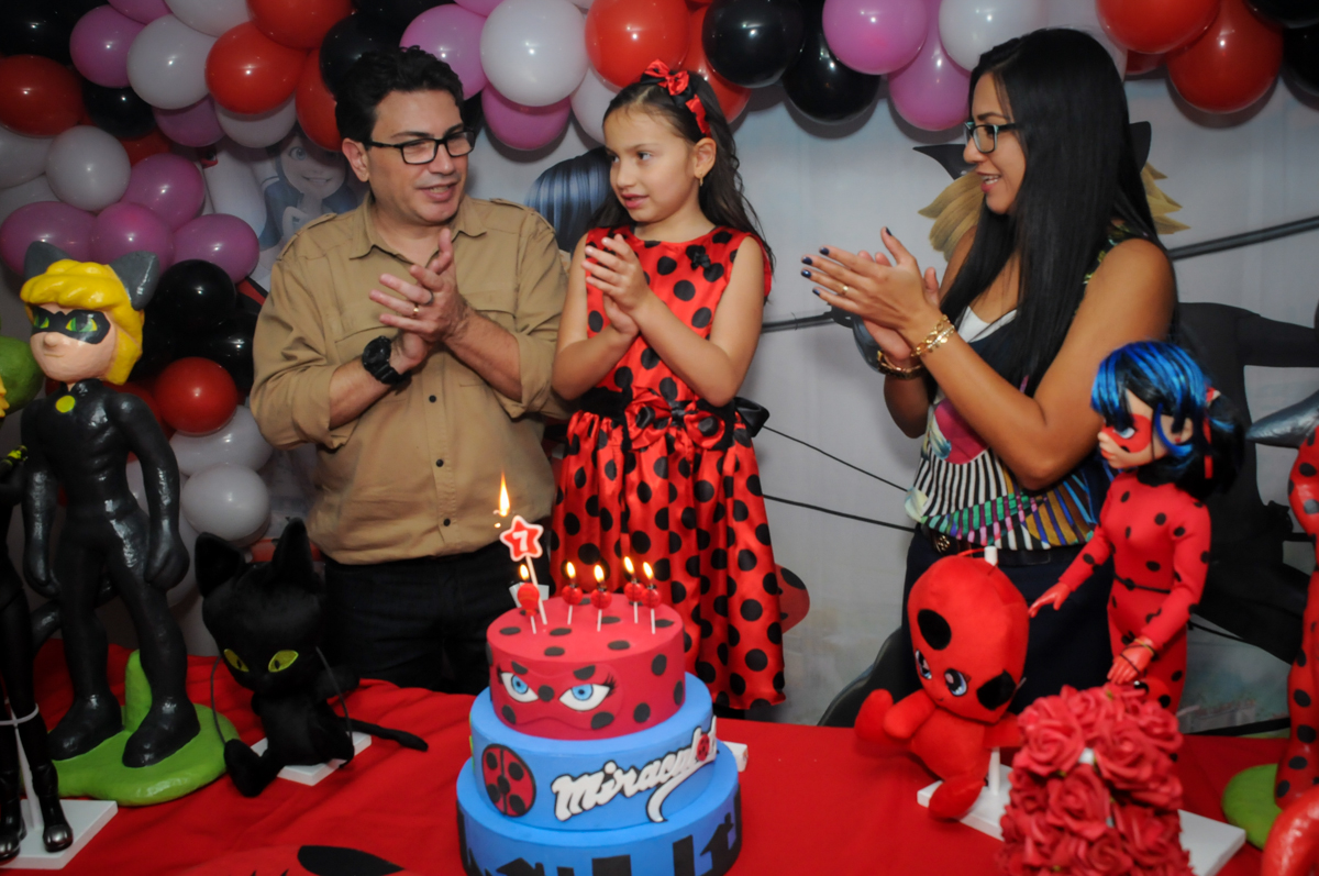 hora-do-parabéns-no-buffet-doce-mel-kids-fotografia-fimagem-infantil-aniversario-isabella-7-anos-tema-da-festa-lad-bug