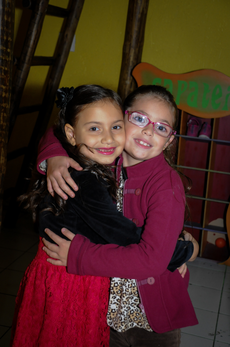 recebendo-amiga-com-abraço-no-buffet-doce-mel-kids-fotografia-fimagem-infantil-aniversario-isabella-7-anos-tema-da-festa-lad-bug