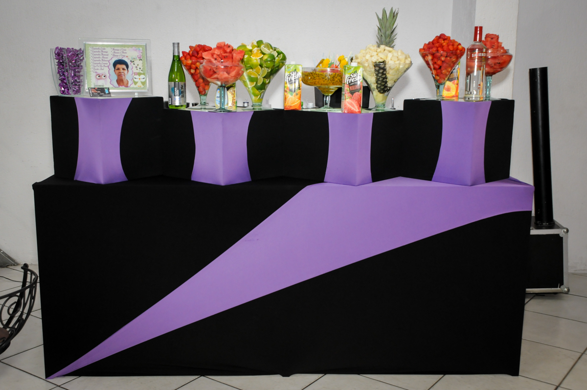 mesa-de-frutas-no- buffet-fabrica-da-alegria-osasco-sao-paulo-sp-fotografia-adulto-tema-corujas-aniversario-antonia-70-anos