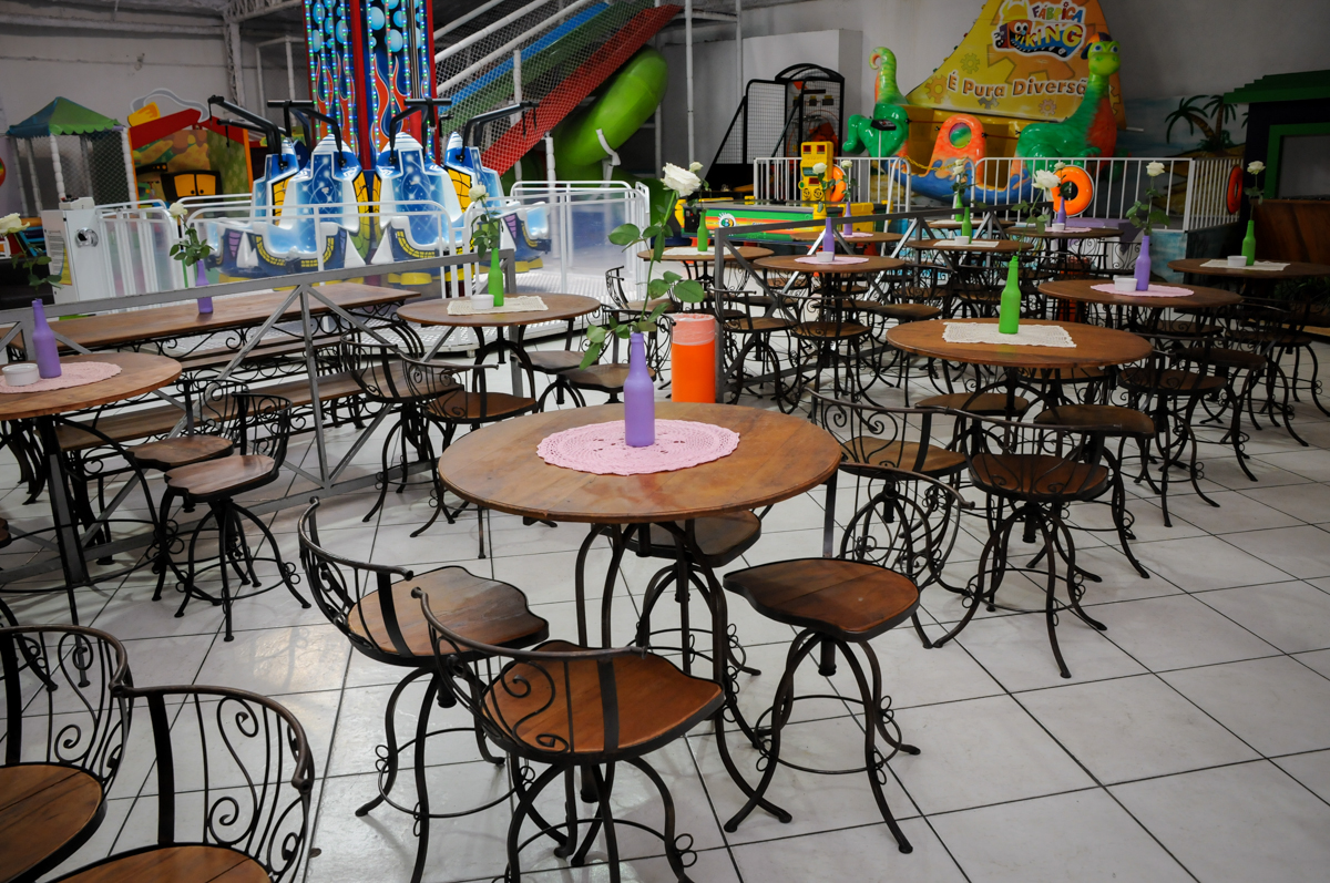 mesa-decorada-com-toalhas-de-crochet-no- buffet-fabrica-da-alegria-osasco-sao-paulo-sp-fotografia-adulto-tema-corujas-aniversario-antonia-70-anos