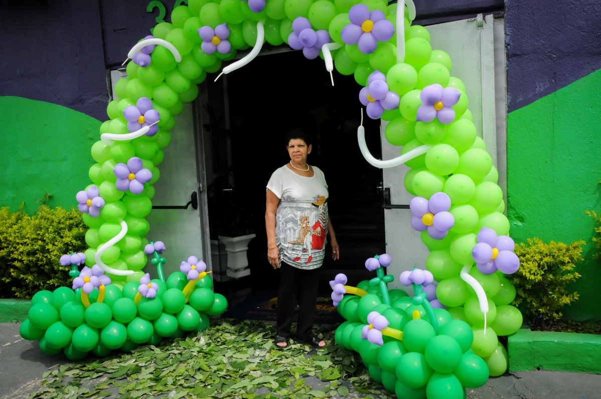 fotografia-da-aniversariante-no-arco-de-bexigas-no- buffet-fabrica-da-alegria-osasco-sao-paulo-sp-fotografia-adulto-tema-corujas-aniversario-antonia-70-anos