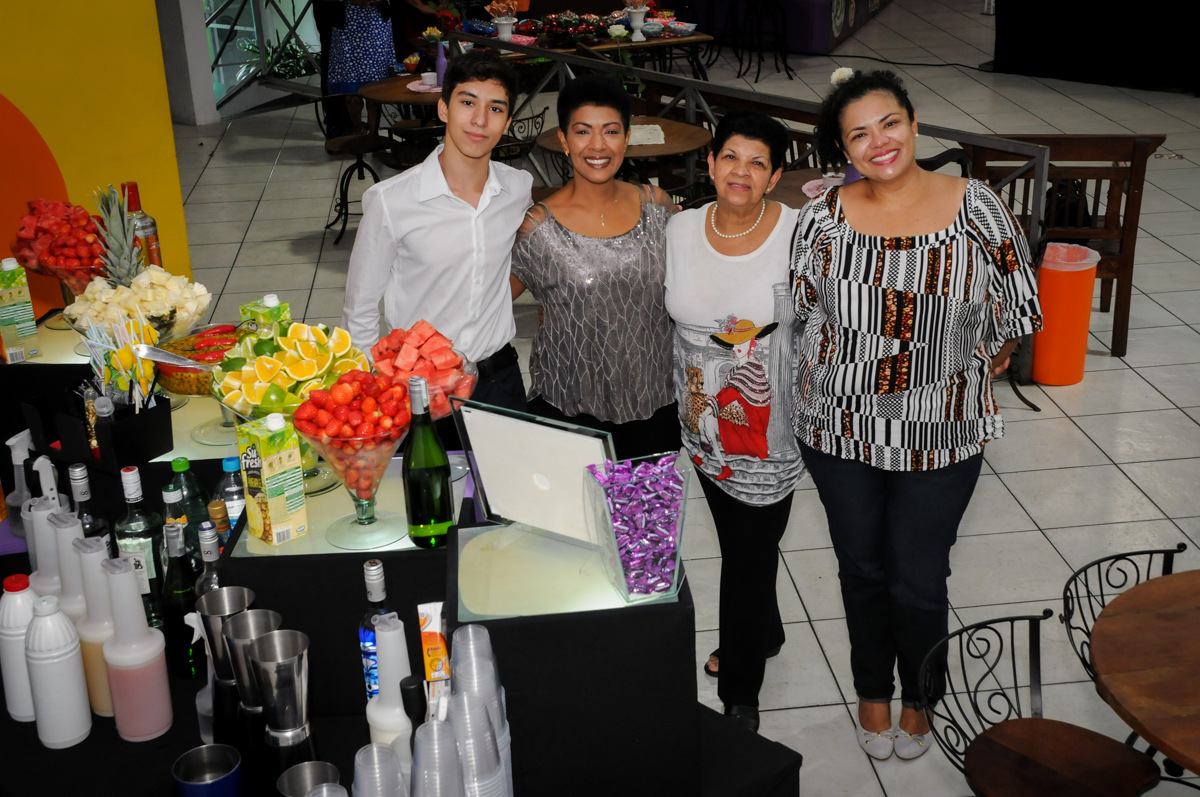fotografia-mae-e-filha-no- buffet-fabrica-da-alegria-osasco-sao-paulo-sp-fotografia-adulto-tema-corujas-aniversario-antonia-70-anos