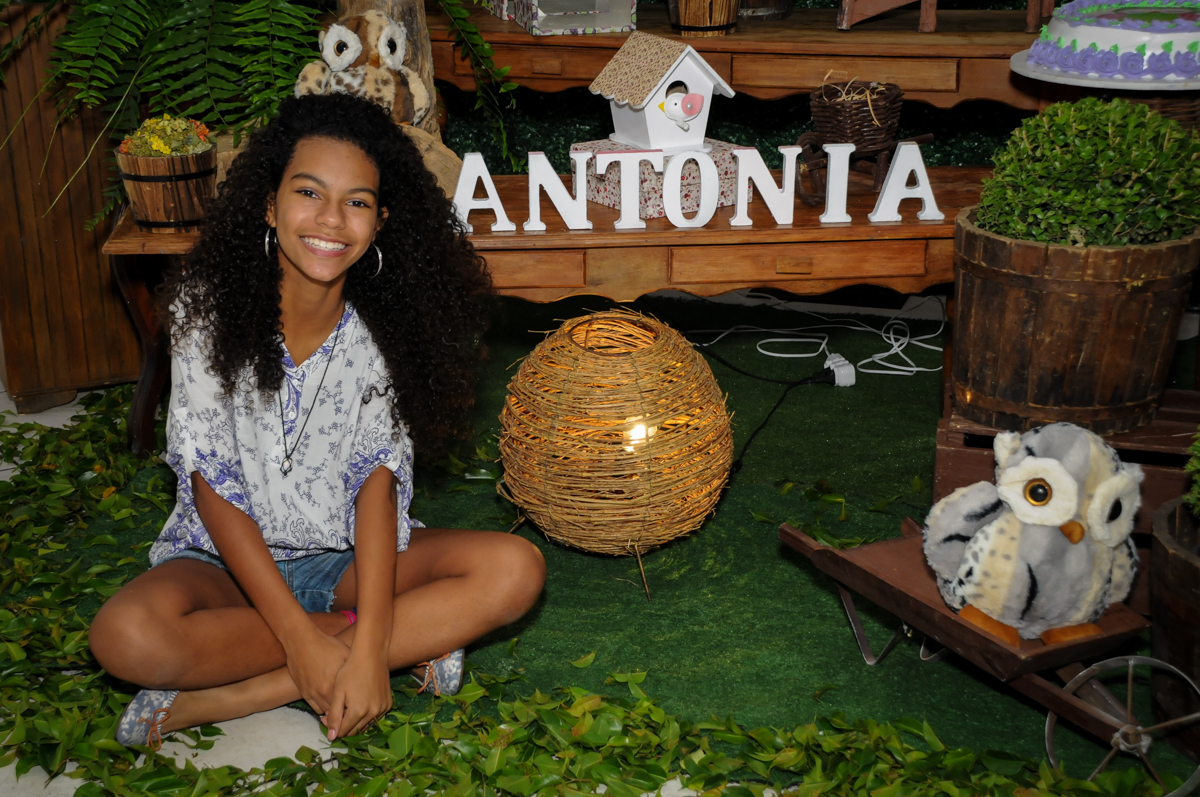 pose-para-a-foto-da-neta-no buffet-fabrica-da-alegria-osasco-sao-paulo-sp-fotografia-adulto-tema-corujas-aniversario-antonia-70-anos