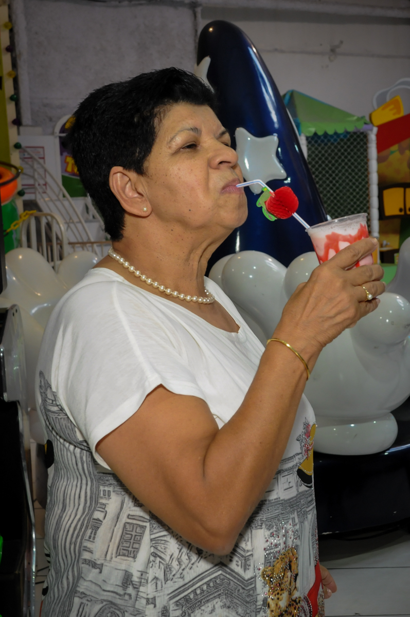 comemorando-com-drink-no- buffet-fabrica-da-alegria-osasco-sao-paulo-sp-fotografia-adulto-tema-corujas-aniversario-antonia-70-anos