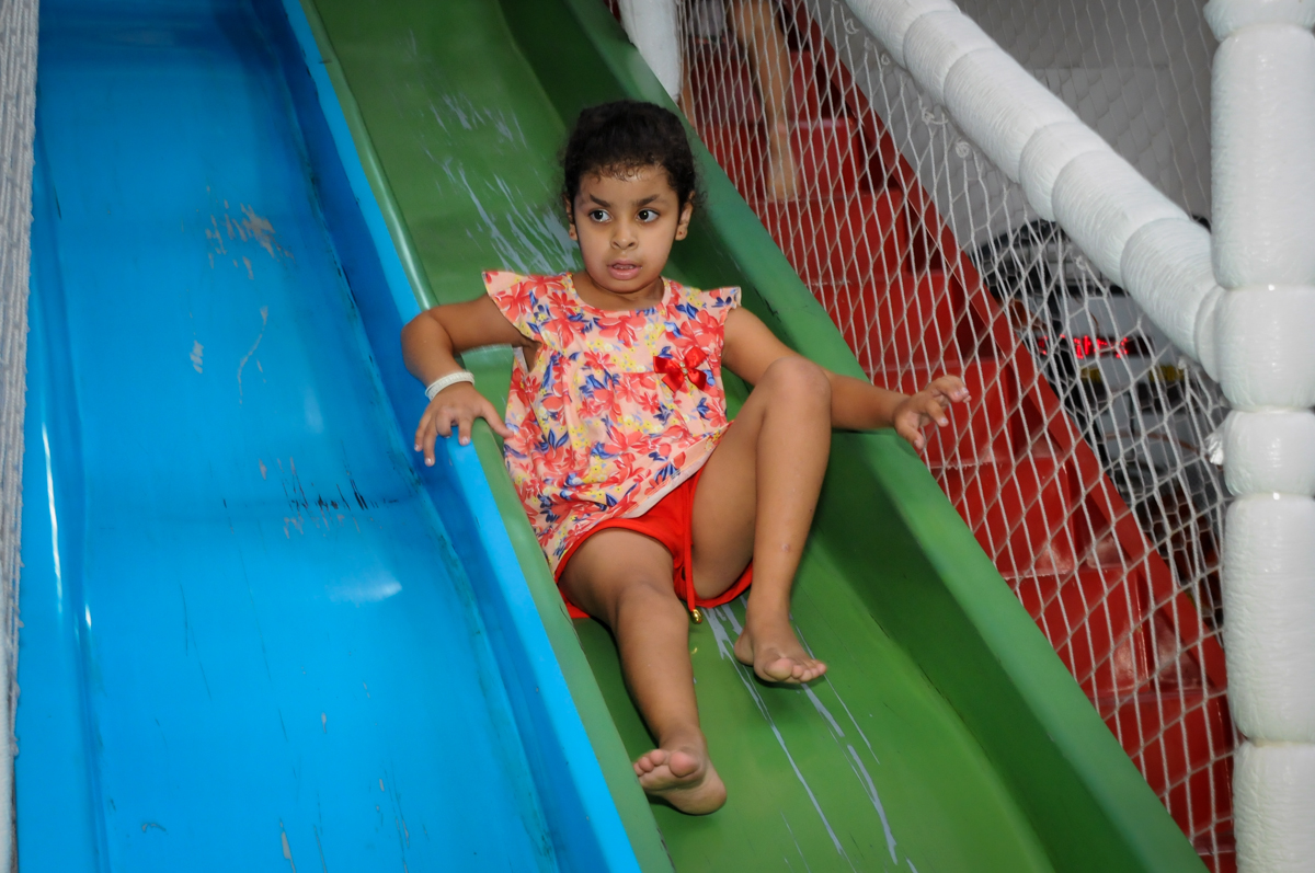 mais-brincadeiras-no escorregador-no- buffet-fabrica-da-alegria-osasco-sao-paulo-sp-fotografia-adulto-tema-corujas-aniversario-antonia-70-anos